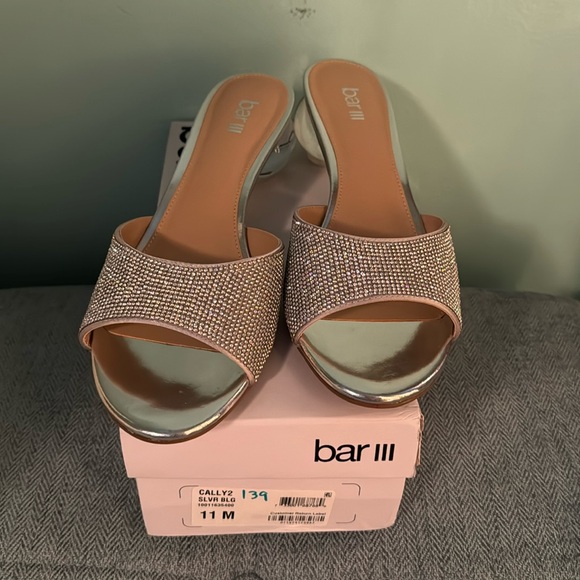 Bar lll Silver bling 11M Sandal with round lucite heel. Comfortable too! NEW - Picture 2 of 8